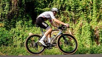 Aleix Espargaro asyik gowes sejauh 180 kilometer dari Uluwatu menuju Batur. Foto: Dok. Instagram @aleixespargaro