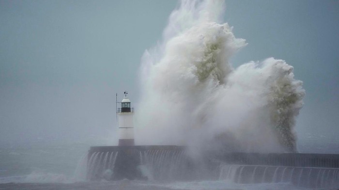 Amukan Ombak Besar Akibat Badai Ciaran Terjang Pesisir Inggris A man takes a photograph as waves crash over Brighton Palace Pier as Storm Ciaran brings high winds and heavy rain along the south coast of England, in Brighton, England, Thursday, Nov. 2, 2023. Winds up to 180 kilometers per hour (108 mph) slammed France's Atlantic coast overnight as Storm Ciaran lashed countries around western Europe, uprooting trees, blowing out windows and leaving 1.2 million French households without electricity Thursday. Strong winds and rain also battered southern England and the Channel Islands, where gusts of more than 160 kph (100 mph) were reported. (AP Photo/Kin Cheung)