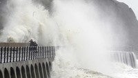 Angin kencang melanda Inggris bagian selatan dan Kepulauan Channel, dengan kecepatan hembusan angin lebih dari 160 kilometer per jam (100 mph) saat Badai Ciaran menerjang negara-negara di sekitar Eropa barat. (Gareth Fuller/PA via AP)  