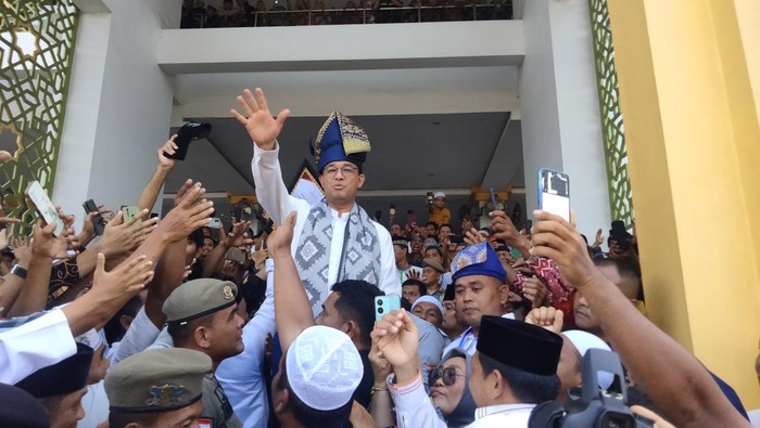 Anies Baswedan sapa warga usai Salat Jumat di Asahan, Sumut. (Perdana Ramadhan/detikSumut)