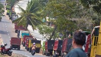 Antrean kendaraan yang didominasi mobil mini bus dan truk angkutan terjadi di sejumlah SPBU karena tidak seimbangnya ketersediaan bahan bakar solar bersubsidi dengan kebutuhan masyarakat setempat. 