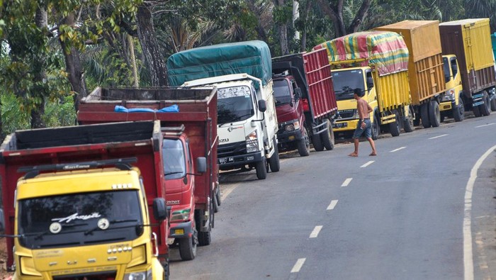 Sejumlah kendaraan antre untuk mengisi bahan bakar minyak (BBM) solar subsidi di salah satu SPBU  di Kota Bengkulu, Provinsi Bengkulu, Kamis (2/11/2023). Antrean kendaraan yang didominasi mobil mini bus dan truk angkutan terjadi di sejumlah SPBU karena tidak seimbangnya ketersediaan bahan bakar solar bersubsidi dengan kebutuhan masyarakat setempat. ANTARA FOTO/Muhammad Izfaldi/foc.