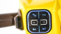 Kendaraan tersebut sudah dibekali pencahayaan full LED, sistem nirkunci pintar (smart keyless), soket pengisian daya ponsel dan panel instrumen LCD dengan layar TFT yang bisa dihubungkan ke ponsel. Bukan hanya itu, Athena juga dipasangkan tombol khusus untuk memilih opsi-opsi yang tersedia di panel instrumen. Menariknya, ada fitur yang bisa menghangatkan handgrip motor. Hal itu sangat berguna saat musim dingin. Foto: Greatbiker.