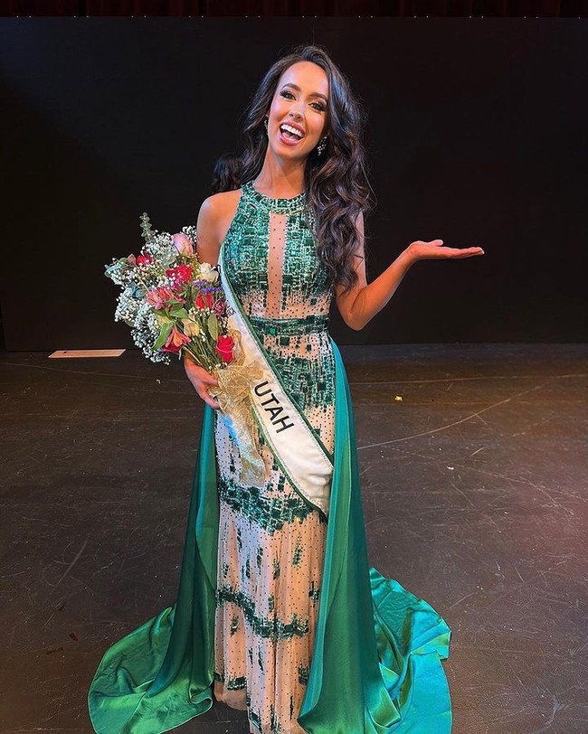 Athenna Crosby sendiri dikenal sebagai model, penyanyi, ratu kecantikan, juga reporter dunia hiburan. Ia pernah menjadi Miss California dan finalis Miss Teen USA. Di Instagram, wanita asal Venezuela tersebut juga menyebut dirinya sebagai advokat untuk orang-orang disabilitas. Foto: Instagram Athenna Crosby