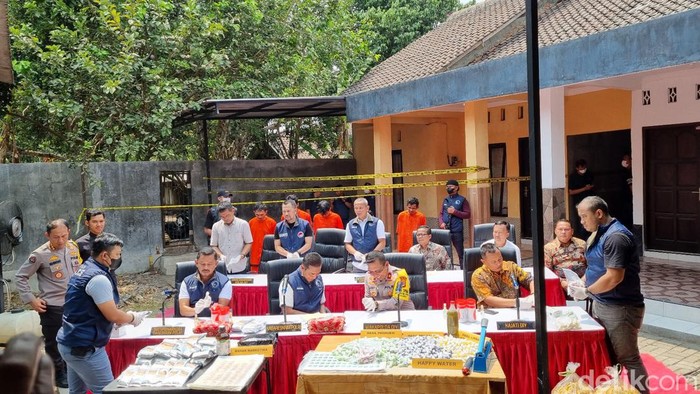 Dalam kasus ini petugas mengamankan delapan orang masing-masing berperan sebagai admin, juru masak hingga distributor keripik pisang narkoba. 
Foto diunggah Jumat (3/11/2023).