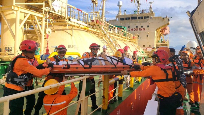 Basarnas Banda Aceh mengevakuasi ABK kapal tanker. (Foto: dok Basarnas Banda Aceh).
