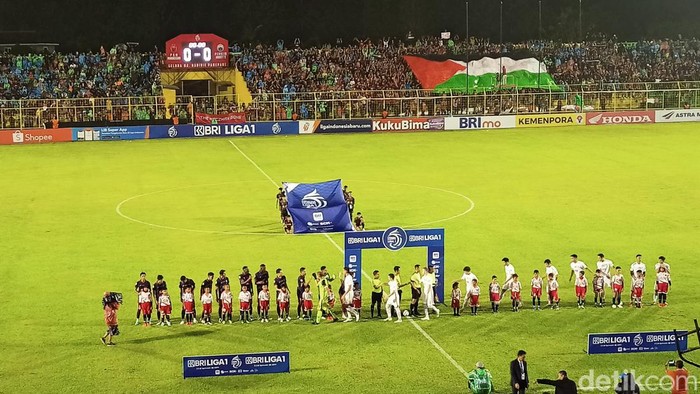 Suporter membentangkan bendera Palestina berukuran besar di Stadion Gelora BJ Habibie Parepare saat laga PSM Makassar Vs Persija Jakarta.