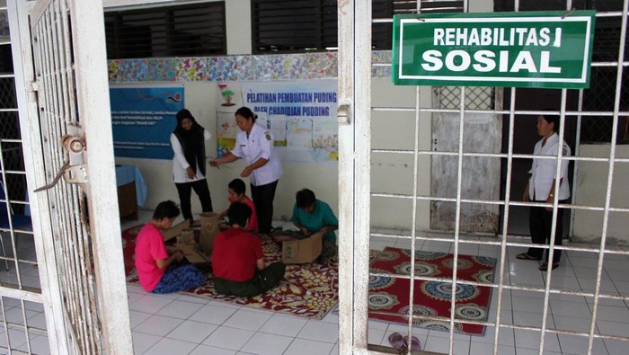Pasien orang dalam gangguan jiwa (ODGJ) beristirahat di Rumah Sakit Jiwa Prof Ildem, Medan, Sumatera Utara.