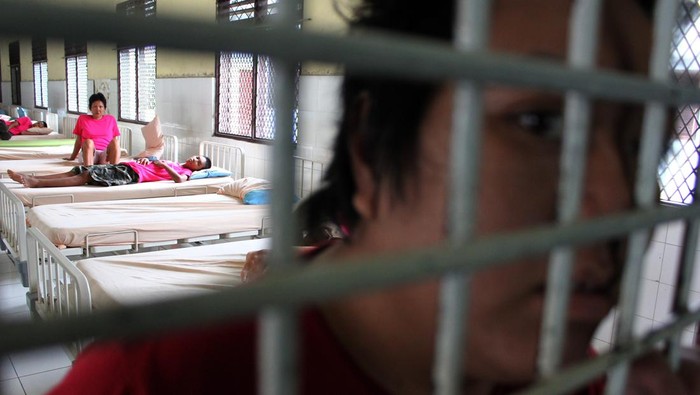 Pasien orang dalam gangguan jiwa (ODGJ) beristirahat di Rumah Sakit Jiwa Prof Ildem, Medan, Sumatera Utara.