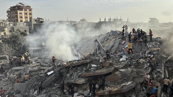 Palestinians look for survivors following Israeli airstrike in Nusseirat refugee camp, Gaza Strip, Tuesday, Oct. 31, 2023. (AP Photo/Doaa AlBaz)
