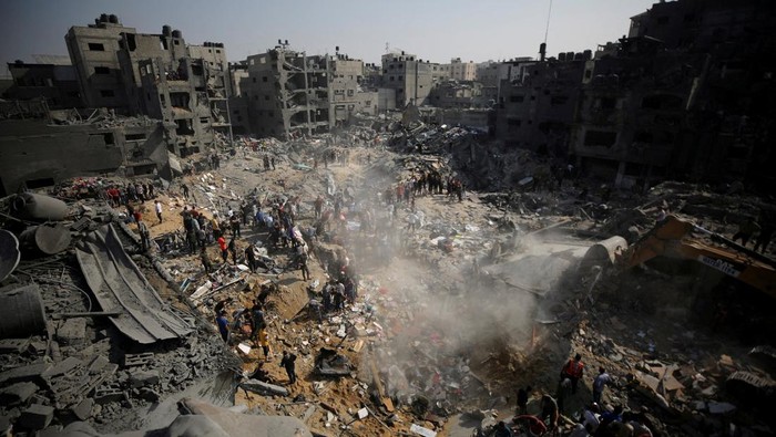 Palestinians search for casualties a day after Israeli strikes on houses in Jabalia refugee camp in the northern Gaza Strip, November 1, 2023. REUTERS/Mohammed Al-Masri      TPX IMAGES OF THE DAY