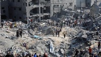 Militer Israel mengatakan telah mengepung Gaza, Kamis malam waktu setempat. Ini ditegaskan juru bicara militer Israel Daniel Hagari setelah berhari-hari memperluas operasi darat. Dalam pantauan wartawan setempat, disebut juga bagaimana tank-tank Israel memasuki arah kota. Salah satunya di Al-Shifa dan Jalan Eldeen. Situasi Gaza dilaporkan makin mencekam. REUTERS/Mohammed Al-Masri  