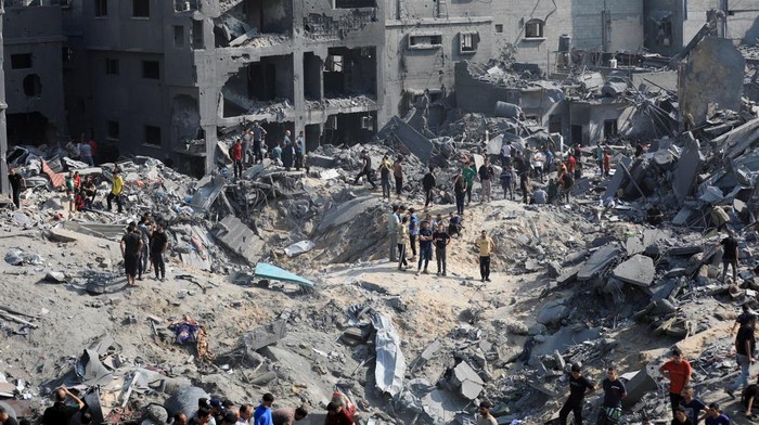 Palestinians search for casualties a day after Israeli strikes on houses in Jabalia refugee camp in the northern Gaza Strip, November 1, 2023. REUTERS/Mohammed Al-Masri