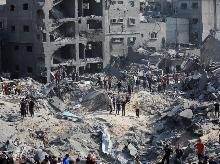 Palestinians search for casualties a day after Israeli strikes on houses in Jabalia refugee camp in the northern Gaza Strip, November 1, 2023. REUTERS/Mohammed Al-Masri