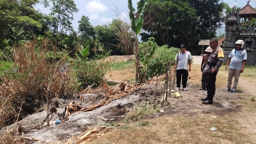 Petugas saat mendatangi lokasi peristiwa terbakarnya kaki bocah 12 tahun akibat menginjak tumpukan  bara sekam pagi, Jumat (3/11/2023).