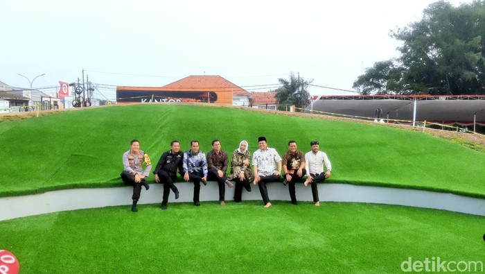 Bupati Karawang Cellica Nurrachadiana foto bersama di alun-alun.