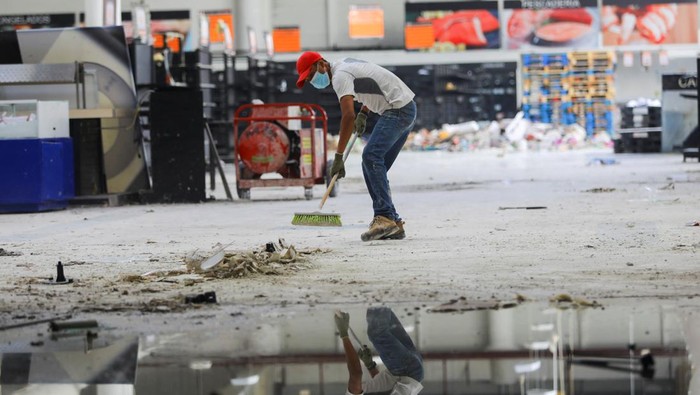 Cegah Penjarahan, SPBU-Mal di Meksiko Dijaga Tentara An employee cleans at a shopping centre in the aftermath of Hurricane Otis, in Acapulco, Mexico, November 2, 2023. REUTERS/Jose Luis Gonzalez