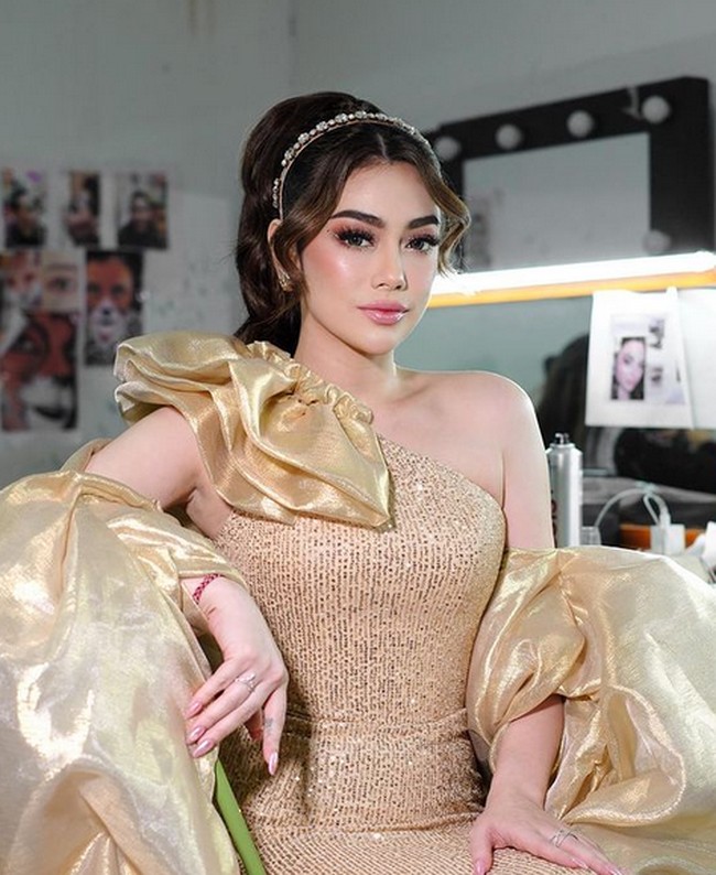 Celine dikatakan memiliki panggilan khusus untuk ke sang Jaksa, yakni ‘papa’. Banyak netizen yang menyebut panggilan tersebut adalah sebuah makna lain yang menyerempet adanya hubungan asmara antara keduanya. Foto: Foto kebersamaan istri Jaksa Agung dengan Celine Evangelista Foto: dok. Instagram/@celine_evangelista