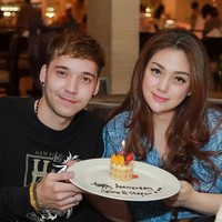 Celine Evangelista adalah janda dari Stefan William yang resmi bercerai pada Oktober 2021. Tidak diketahui kekasih Celine saat ini. Dari pengakuan Amelia tersebut terkesan bahwa Celine memiliki hubungan khusus dengan sang jaksa. Foto: dok. Instagram