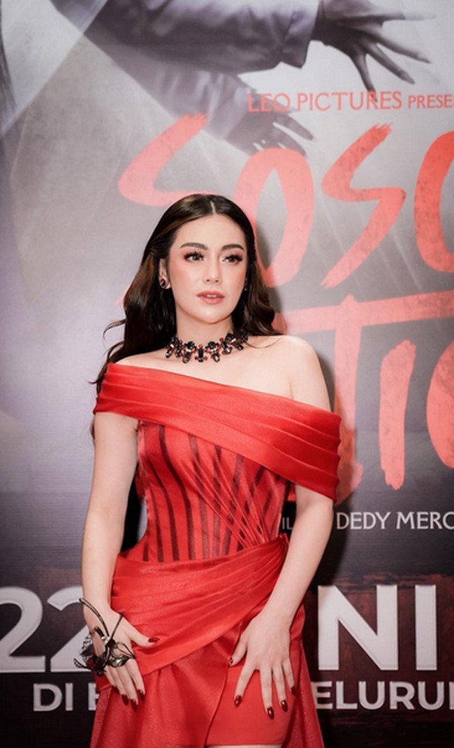 Aktris 31 tahun itu diduga menerima uang sejumlah Rp 500 juta dari pihak Blok Mandiono yang terlibat dalam kasus korupsi tersebut untuk memuluskan jalannya lepas dari tuntutan penjara. Hal ini disampaikan oleh wanita bernama Amelia Sabara di Pengadilan Negeri (PN) Kendari, Rabu (25/10/2023). Amelia sendiri dikenals ebagai makelar kasus tersebut. Foto: dok. Instagram/@celine_evangelista