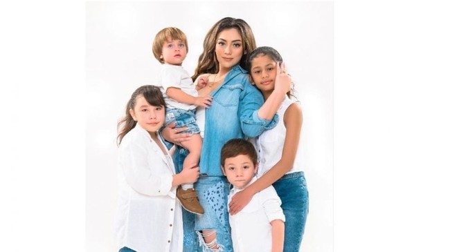 Celine memiliki empat anak. Anak pertamanya lahir pada 2012, hasil dari pernikahannya dengan pernah menikah dengan penyanyi Dirly yang bercerai pada 2013. Foto: dok. Instagram