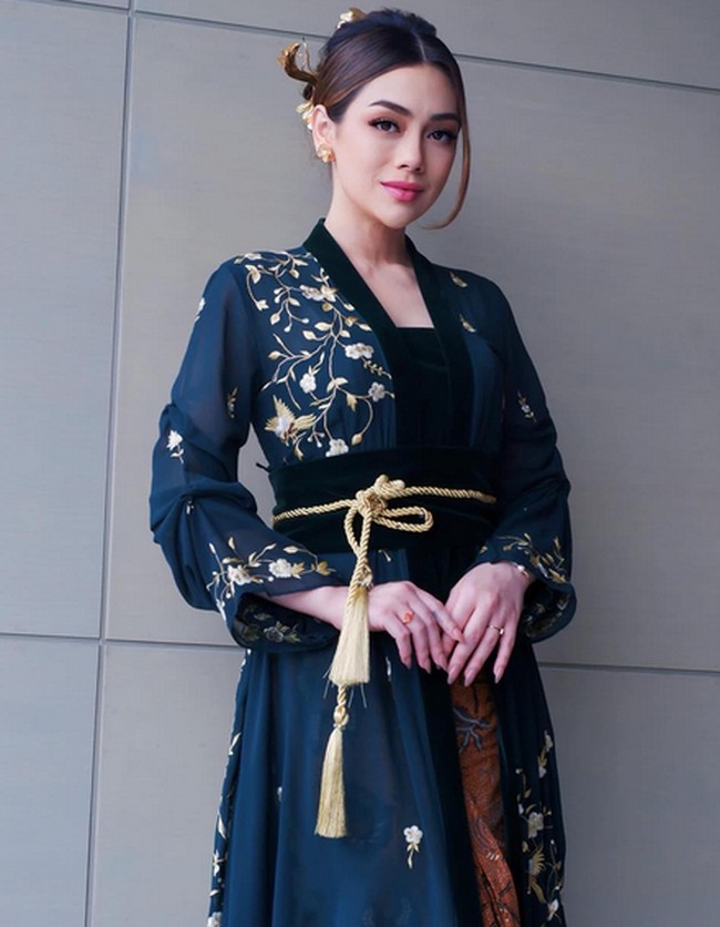 Nama aktris Celine Evangelista terseret dalam kasus korupsi tambang WIUP PT Antam. Celine disebut-sebut memiliki kedekatan dengan Jaksa Agung ST Burhanuddin yang menangani kasus korupsi tersebut. Foto: dok. Instagram/@celine_evangelista