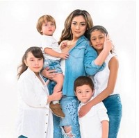 Celine memiliki empat anak. Anak pertamanya lahir pada 2012, hasil dari pernikahannya dengan pernah menikah dengan penyanyi Dirly yang bercerai pada 2013. Foto: dok. Instagram