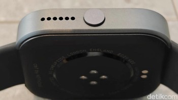 Memiliki casing logam dengan pinggran datar, dilengkapi dengan GPS internal dengan Bluetooth 5.3, IP68 untuk tahan air dan debu. Foto: Adi Fida Rahman/detikINET