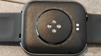 Baterai Watch Pro punya baterai 340mAh yang mampu bertahan hingga 13 hari. Nothing juga memberikan 110 jenis latihan olahraga, GPS dan pemantau kesehatan. / Foto: Adi Fida Rahman/detikINET