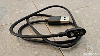 Charger yang disertakan dalam paket penjualan. Foto: Adi Fida Rahman/detikINET
