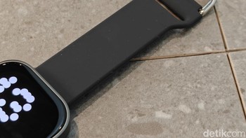 Dalam paket penjualannya diberikan strap silikon yang nyaman. Foto: Adi Fida Rahman/detikINET