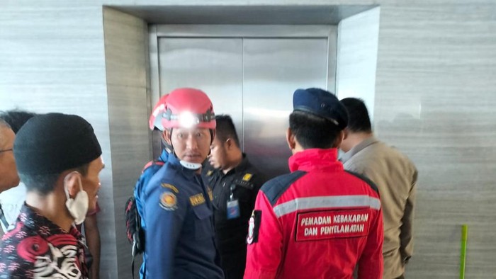 Damkar mengevakuasi dosen dan mahasiswa Unifa terjebak di lift kampus.