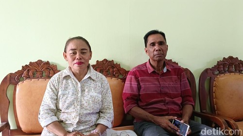 Ketua Prodi Ilmu Pemerintahan Unika Veronika Ina Assan Boro bersama Dekan Fisip Unika saat diwawancarai detikBali, Jumat (3/11/2023). (Yufengki Bria/detikBali).