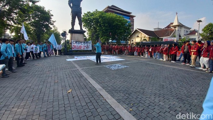 Aksi demo Aliansi Solo Raya Menggugat di Bundaran Gladak, Kota Solo, Jumat (3/11/2023).