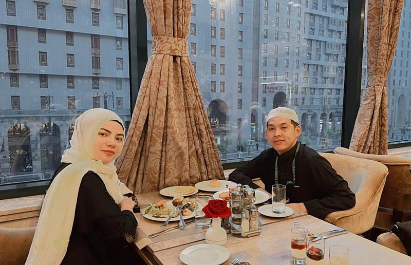 Dinar Candy umrah bareng Koh Apex.