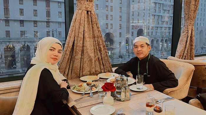 Dinar Candy umrah bareng Koh Apex.