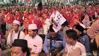 Para pemuda juga turut hadir dalam acara doa untuk keselamatan bangsa di Stadionn Gelora Joko Samudro.