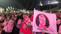 Warga juga terlihat membawa spanduk bergambar Ganjar Pranowo sesaat sebelum acara di mulai.