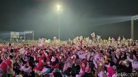 warga nampak memenuhi Stadion Joko Samudro, Gresik.