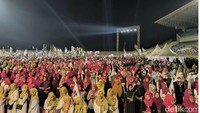 Lautan manusia nampak jelas dalam acara doa untuk keselamatan bangsa yang diinisiasi oleh PDI Perjuangan itu. Mereka juga memanjatkan selawat.