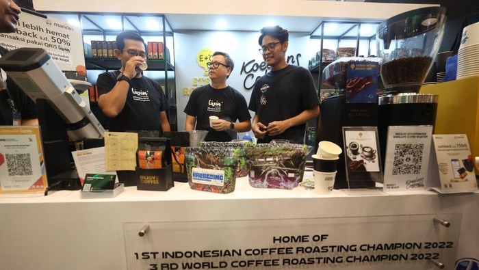 Dukung Industri Kopi, Jakarta Coffee Week Resmi Digelar Jakarta Coffee Week (Jacoweek) kembali digelar. Perhelatan yang menghadirkan ragam kegiatan dan informasi kopi ini, diselenggarakan di Indonesia Convention Exhibition (ICE) BSD, Hall 10 pada 3-5 November 2023.