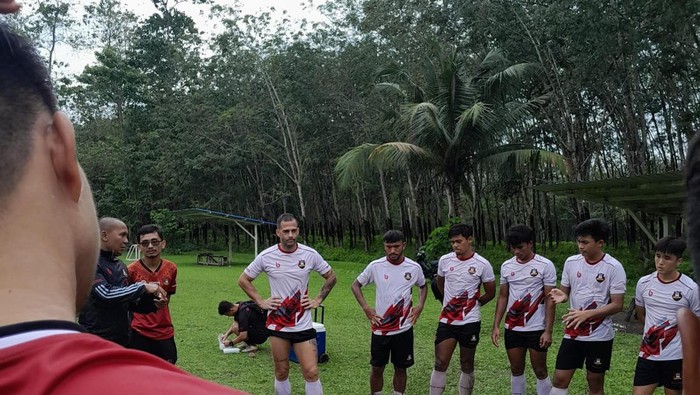 echson Felix (lima dari kanan) saat latihan bareng Sada Sumut FC (istimewa)