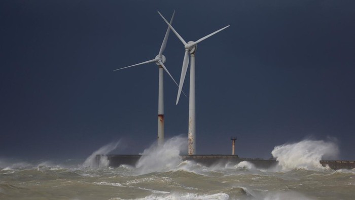 EUROPE-WEATHER/FRANCE Waves crash on Goury lighthouse during Storm Ciaran at Goury near Cherbourg, Normandy, France, November 2, 2023. REUTERS/Pascal Rossignol