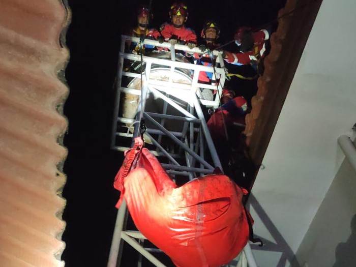 Evakuasi pria yang meninggal dalam toren di Jaksel (dok istimewa)