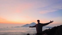 Diggia mendaki gunung untuk mendapatkan momen cantik matahari terbit. Foto: Dok. Instagram @fabiodiggia49