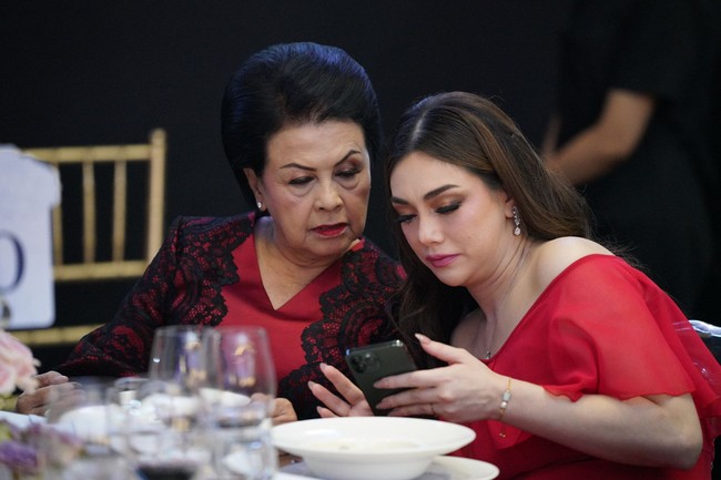 Pihak kejaksaan sudah memberikan klarifikasi atas tuduhan tersebut,. Menurut sumber, Celine dekat dengan keluarga ST Burhanuddin, bahkan lebih dekat dengan istrinya. Celine sudah dianggap sebagai anak sendiri hingga dia nyaman memanggilnya ‘papa’. Inilah kebersamaan Celine dengan istri sang Jaksa Agung. Foto (dok. Kejagung)