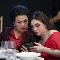 Pihak kejaksaan sudah memberikan klarifikasi atas tuduhan tersebut,. Menurut sumber, Celine dekat dengan keluarga ST Burhanuddin, bahkan lebih dekat dengan istrinya. Celine sudah dianggap sebagai anak sendiri hingga dia nyaman memanggilnya ‘papa’. Inilah kebersamaan Celine dengan istri sang Jaksa Agung. Foto (dok. Kejagung)