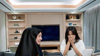Salah satu teman selebgram yang turut memberi kejutan spesial adalah Shandy Purnamasari. Fuji pun tampak terkejut ketika istri Juragan 99 itu memberinya kue ulang tahun besar dengan dekorasi yang simpel tapi cantik. Foto: Instagram @fuji_an