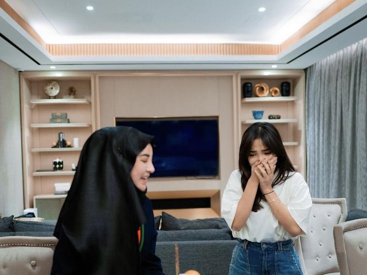 Fuji Ulang Tahun ke-21, Dapat Kejutan Kue Unik hingga Soes