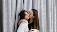 Public figure Violenzia Jeanette juga ikut hadir memberi kejutan. Sambil memegang potongan kue ulang tahunnya, Fuji dan Violenzia juga tampak akrab saling berpelukan. Foto: Instagram @fuji_an